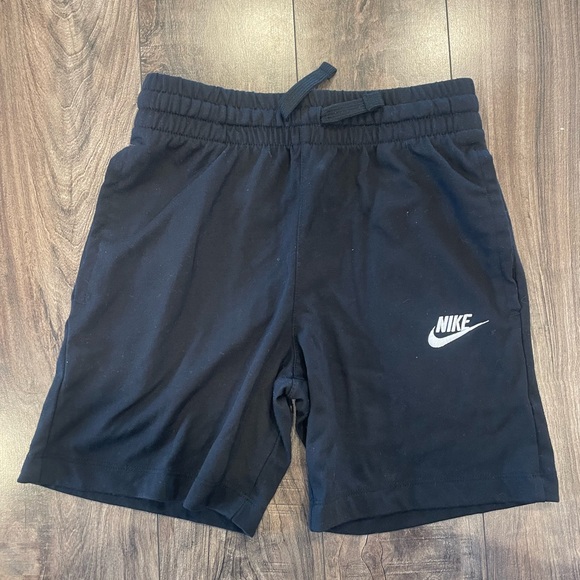 Nike Boys sweatshirt and shorts - Picture 4 of 5